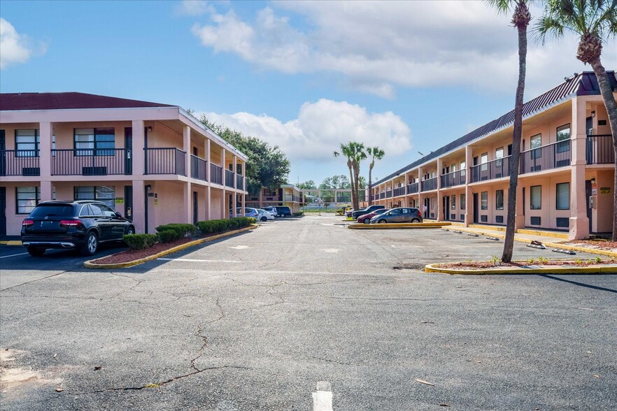 510 Lane Ave S, Jacksonville, FL à vendre - Photo de l’immeuble – Image 2 sur 71