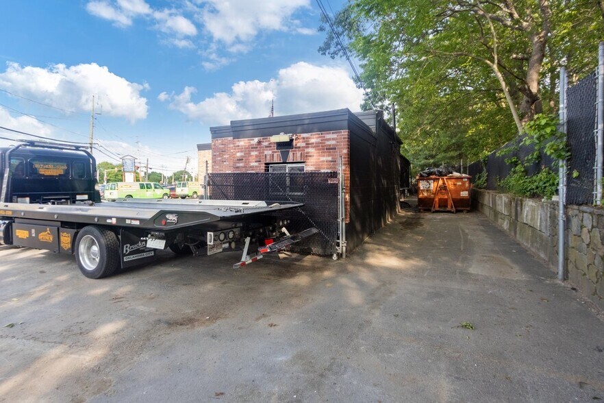 106 River St, Dedham, MA à vendre - Photo de l’immeuble – Image 2 sur 17