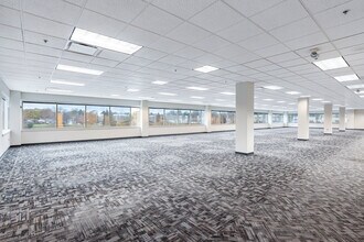 10701 W Research Dr, Wauwatosa, WI à louer Photo intérieure– Image 1 sur 2