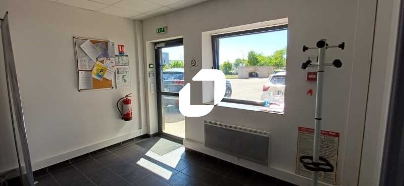 Local d'activités dans Aubergenville à vendre - Photo de l’immeuble – Image 3 sur 22