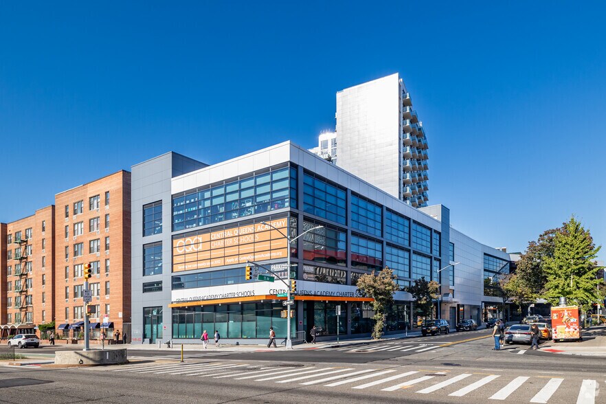 8808 Justice Ave, Elmhurst, NY à louer - Photo principale – Image 1 sur 4
