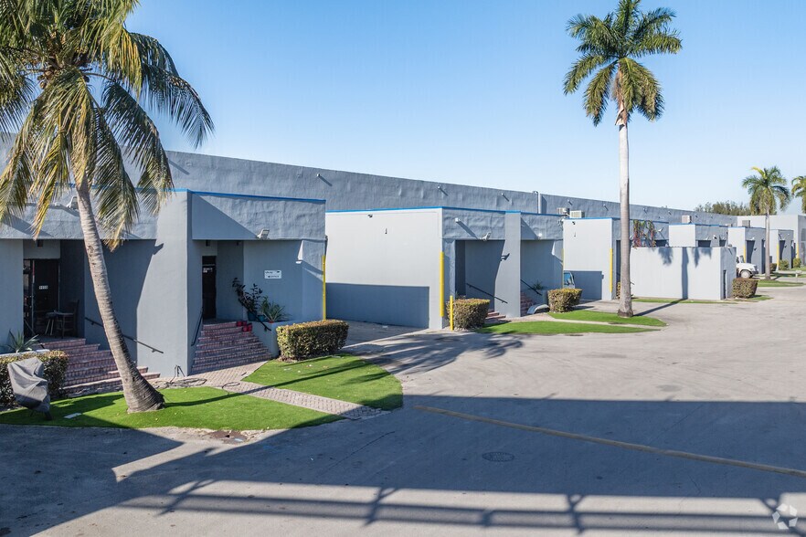 9970 NW 89th Ct, Medley, FL à louer - Photo de l’immeuble – Image 3 sur 20