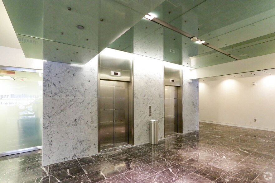 4000 Town Center, Southfield, MI à louer - Hall d’entrée – Image 3 sur 12