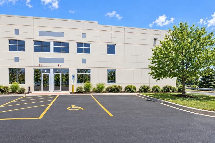 475 Quadrangle Dr, Bolingbrook, IL à louer - Photo de l’immeuble – Image 3 sur 13