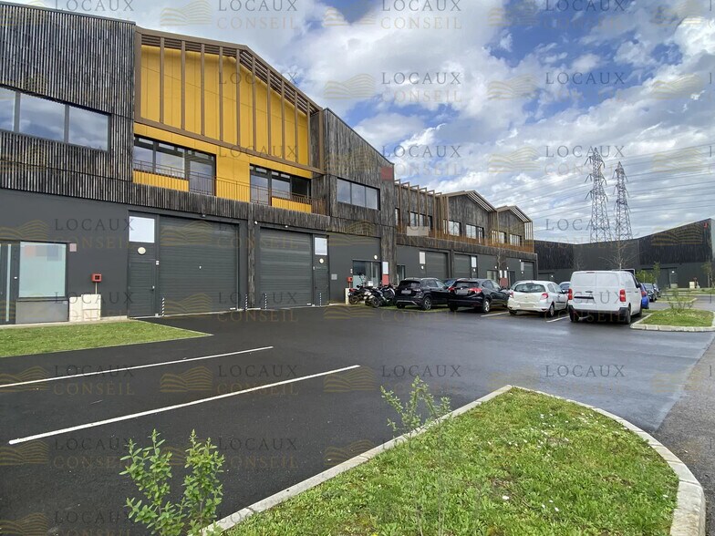 Local d’activités dans Cormeilles-en-Parisis à louer - Photo de l’immeuble – Image 2 sur 5