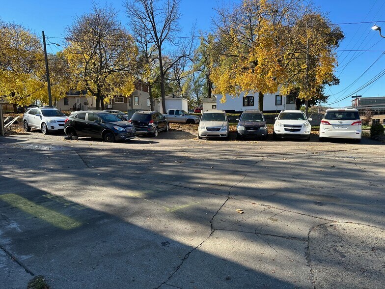 2104 Portage St, Kalamazoo, MI à vendre - Photo de l’immeuble – Image 3 sur 12