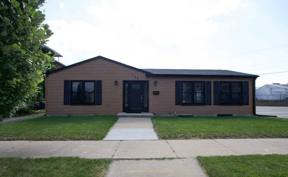 123 N Jackson St, Janesville, WI à vendre - Photo principale – Image 1 sur 24