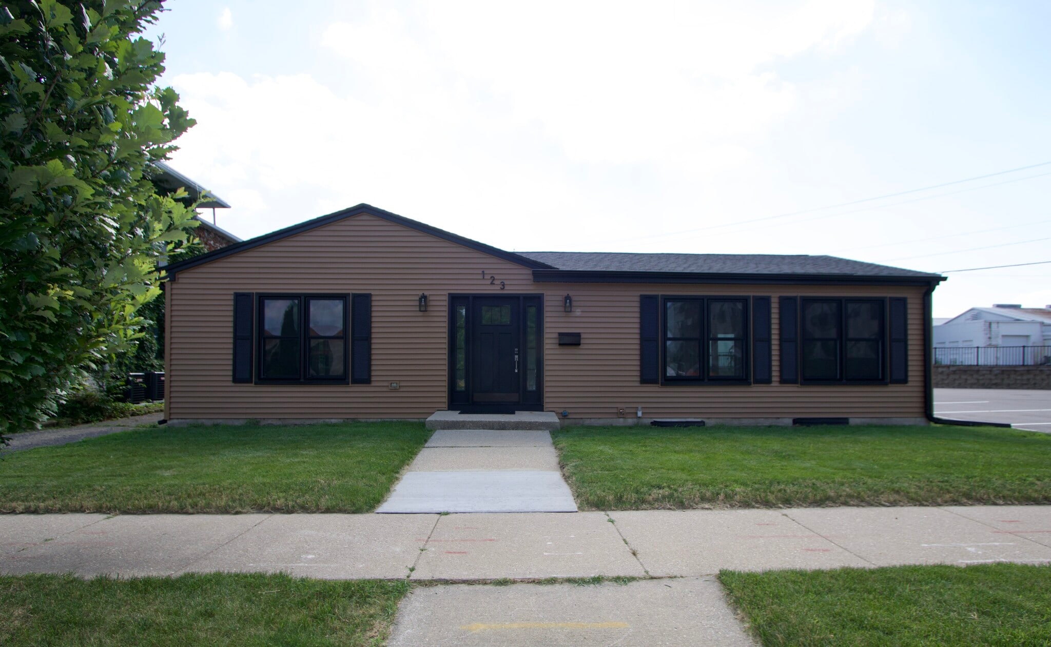123 N Jackson St, Janesville, WI à vendre Photo principale– Image 1 sur 25