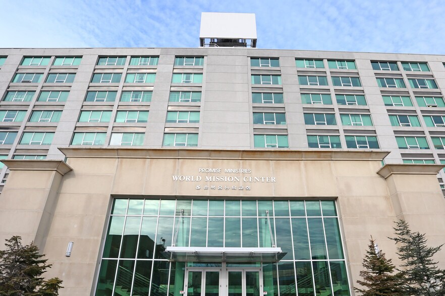 130-30 31st Ave, College Point, NY à louer - Photo de l’immeuble – Image 3 sur 8