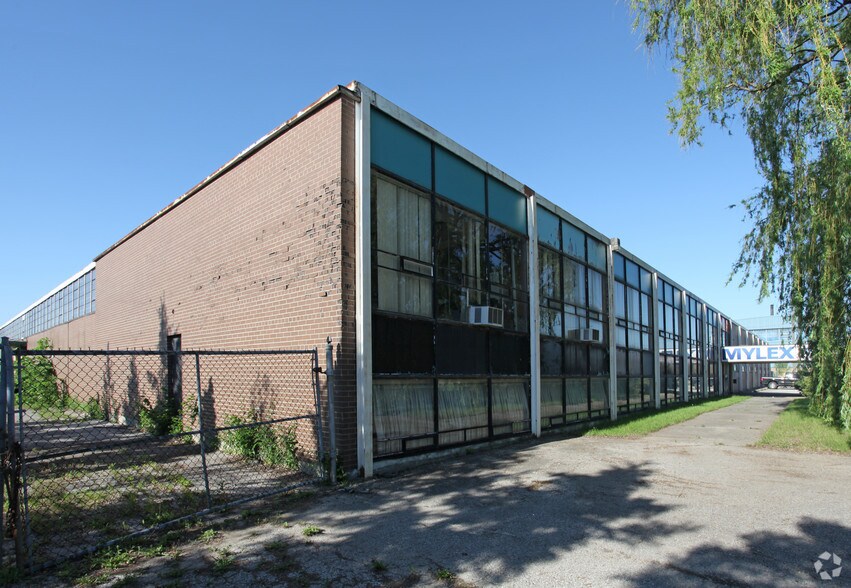 37 Bethridge Rd, Toronto, ON à louer - Photo de l’immeuble – Image 2 sur 4
