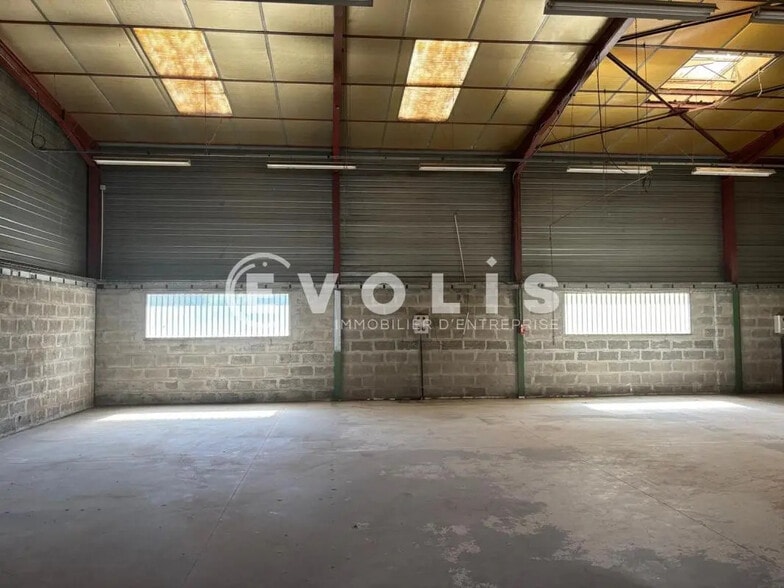 Local d’activités dans Loire-sur-Rhône à louer - Photo de l’immeuble – Image 3 sur 10