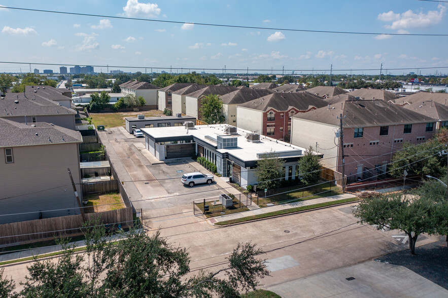 8703 Meadowcroft Dr, Houston, TX à vendre - Photo de l’immeuble – Image 2 sur 32
