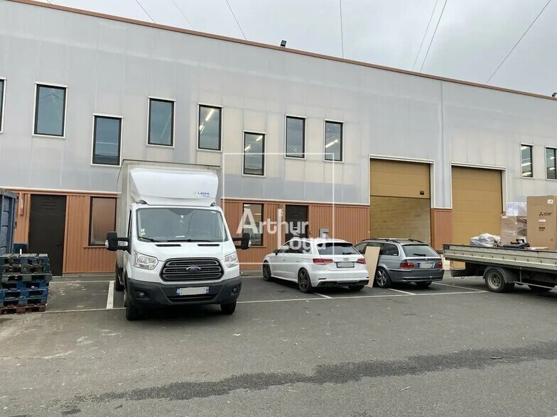 Local d’activités dans Le Coudray-Montceaux à louer - Photo de l’immeuble – Image 2 sur 5