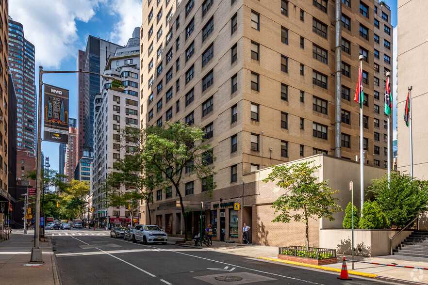 902 2nd Ave, New York, NY à louer - Photo de l’immeuble – Image 3 sur 4