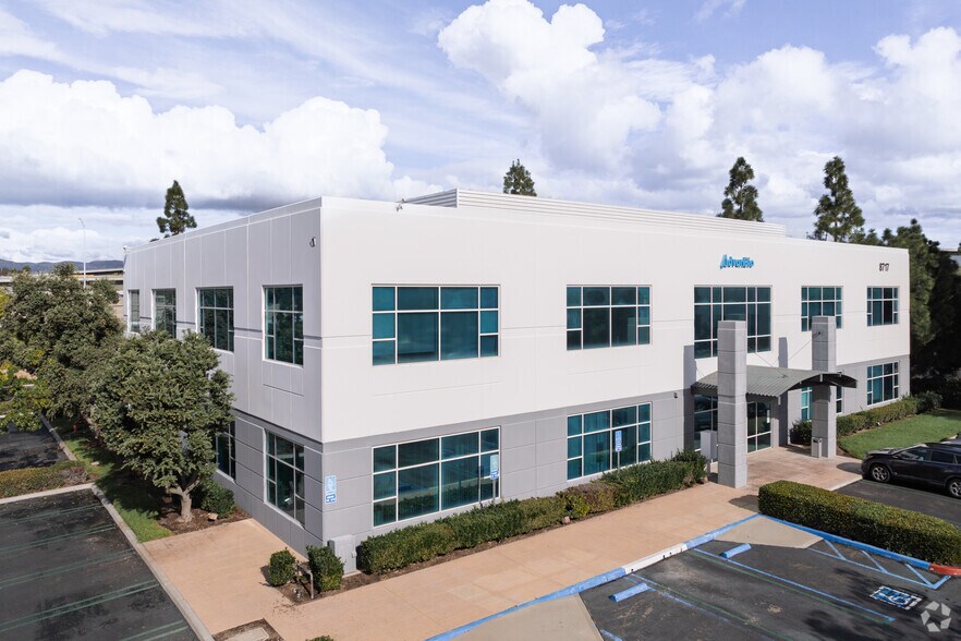 8717 Research Dr, Irvine, CA à louer - Photo de l’immeuble – Image 1 sur 7