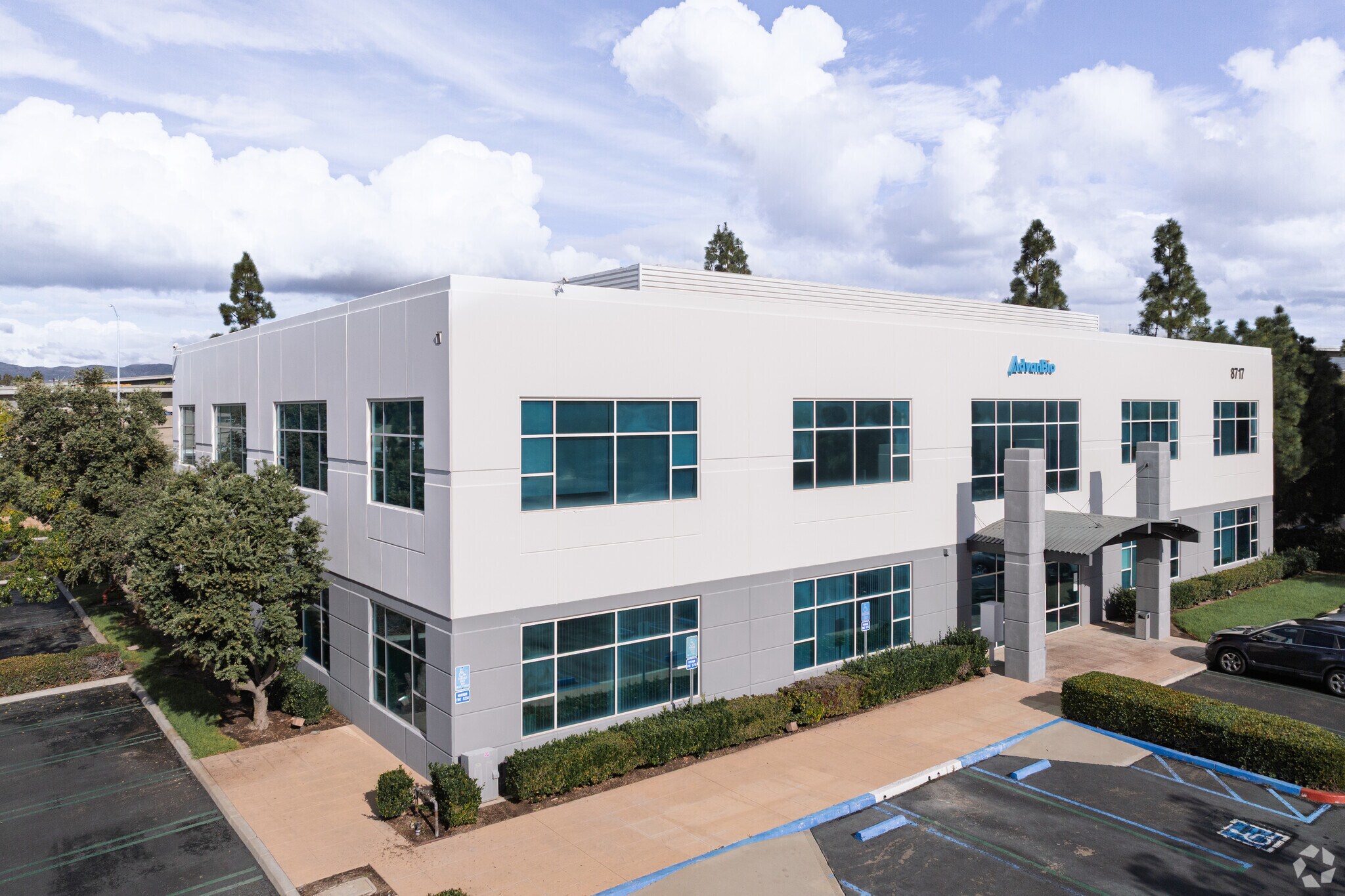 8717 Research Dr, Irvine, CA à louer Photo de l’immeuble– Image 1 sur 8