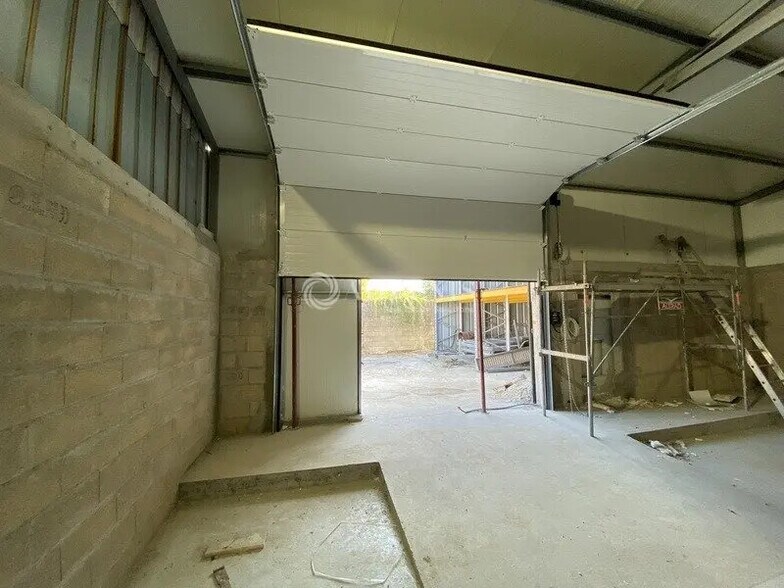 Local d’activités dans Coignières à louer - Photo de l’immeuble – Image 3 sur 4