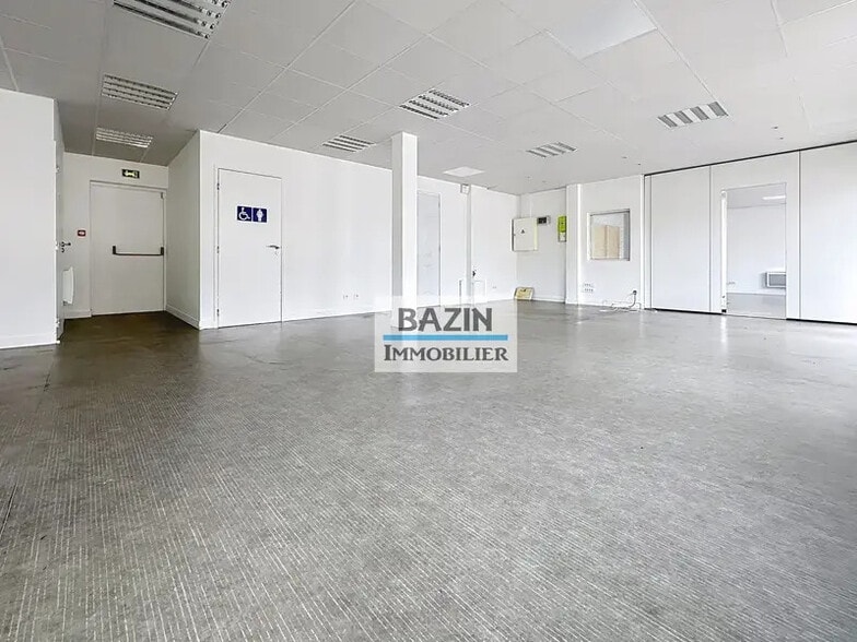 Local commercial dans Sainte-Geneviève-des-Bois à louer - Photo intérieure – Image 3 sur 8