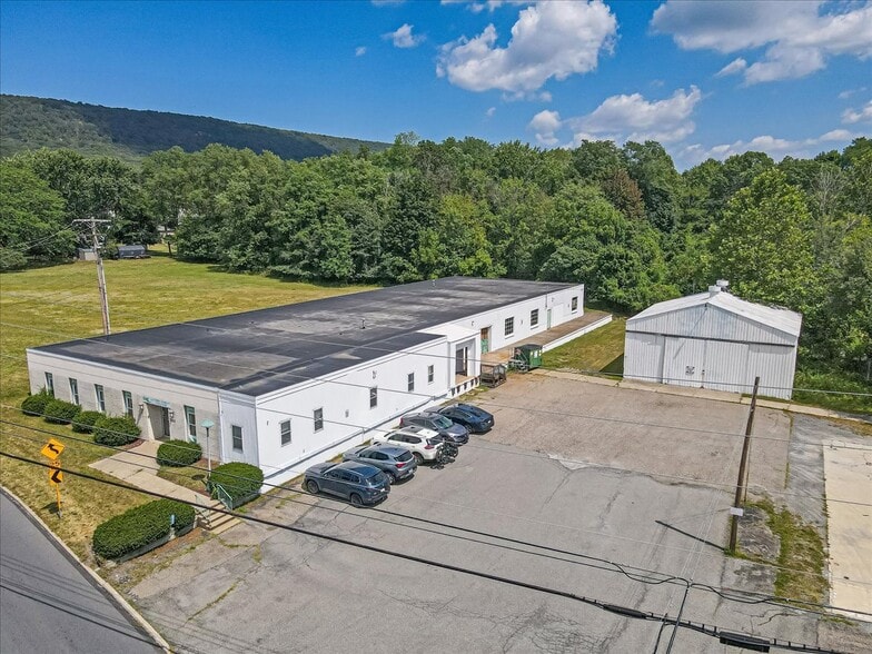 201 Alpha Rd, Wind Gap, PA à vendre - Photo principale – Image 1 sur 39