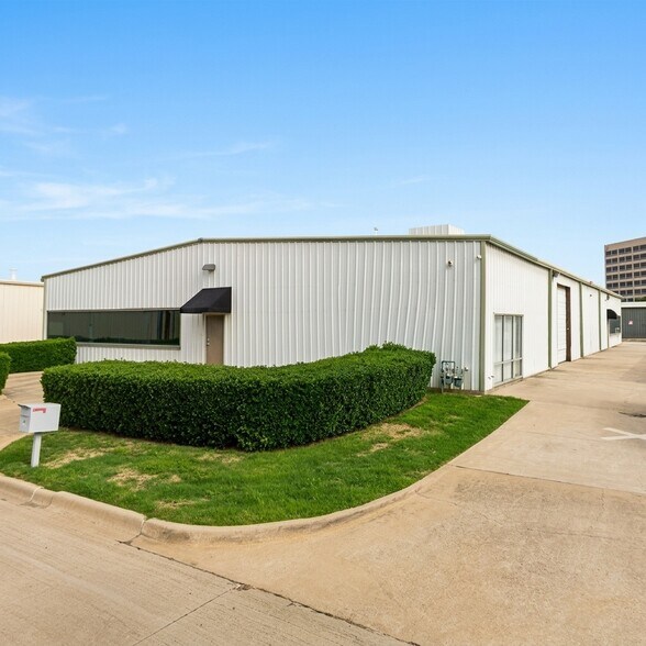 4750 Ratliff Ln, Addison, TX à louer - Photo de l’immeuble – Image 3 sur 3