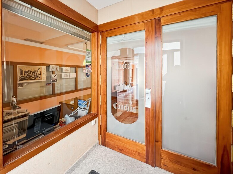 Services hôteliers dans Buitrago del Lozoya, Madrid à vendre - Photo de l’immeuble – Image 2 sur 46