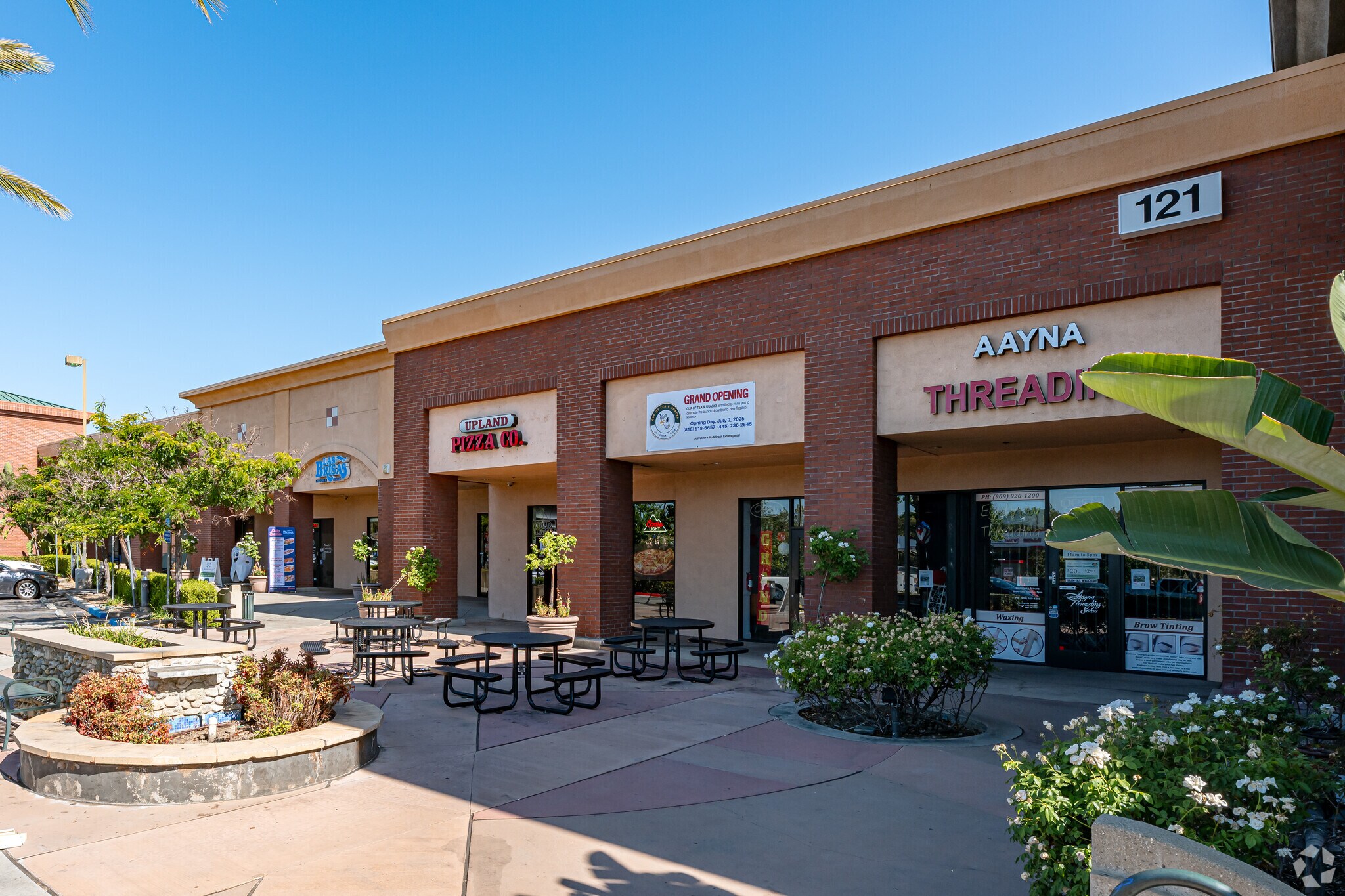 121 W Foothill Blvd, Upland, CA à louer Photo principale– Image 1 sur 5