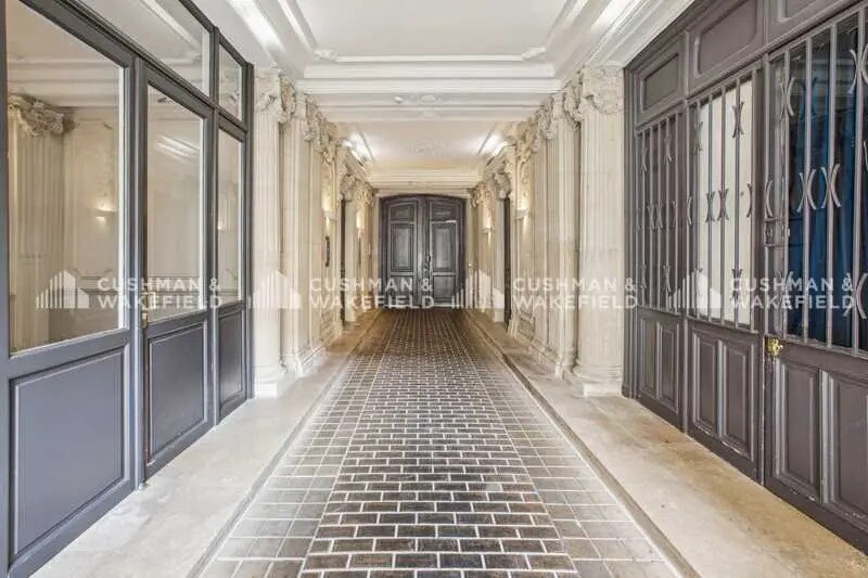 63 Rue De Ponthieu, Paris à louer - Photo de l’immeuble – Image 2 sur 11