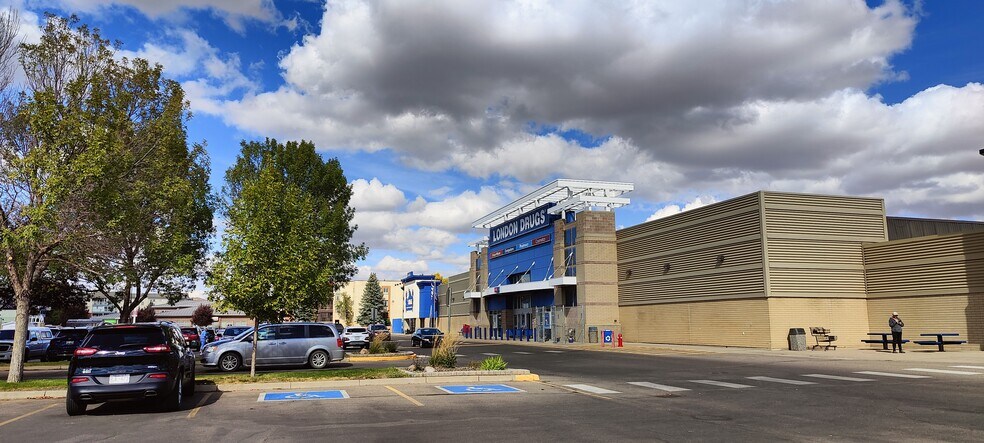 3201 13th Ave SE, Medicine Hat, AB à louer - Photo de l’immeuble – Image 3 sur 9