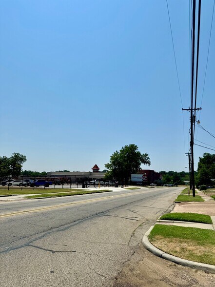 900 Bonham St, Paris, TX à louer - Photo de l’immeuble – Image 2 sur 13
