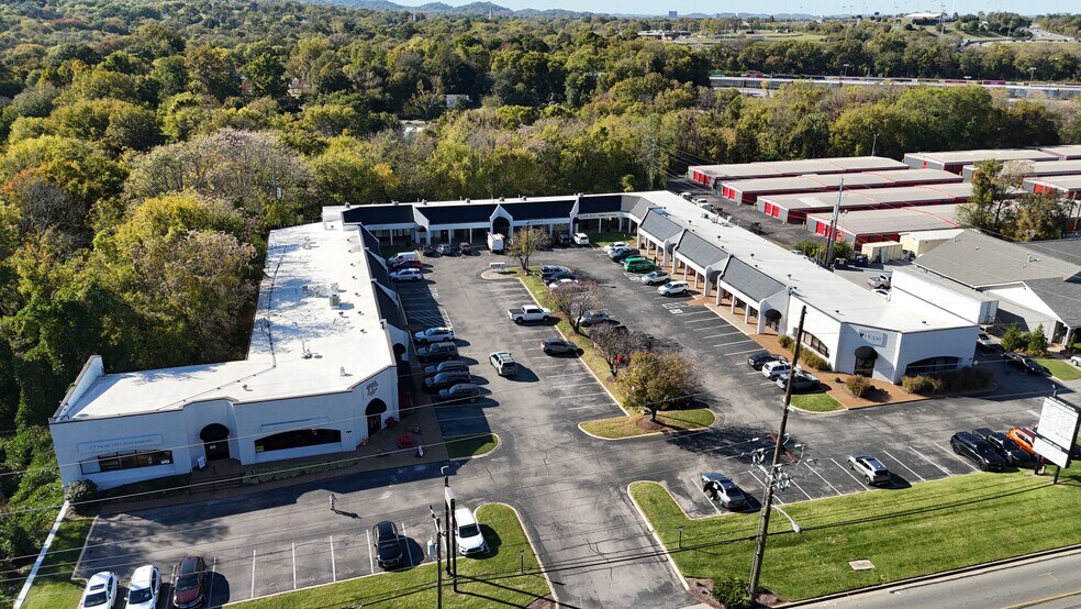 4825 Trousdale Dr, Nashville, TN à louer - Photo de l’immeuble – Image 3 sur 7