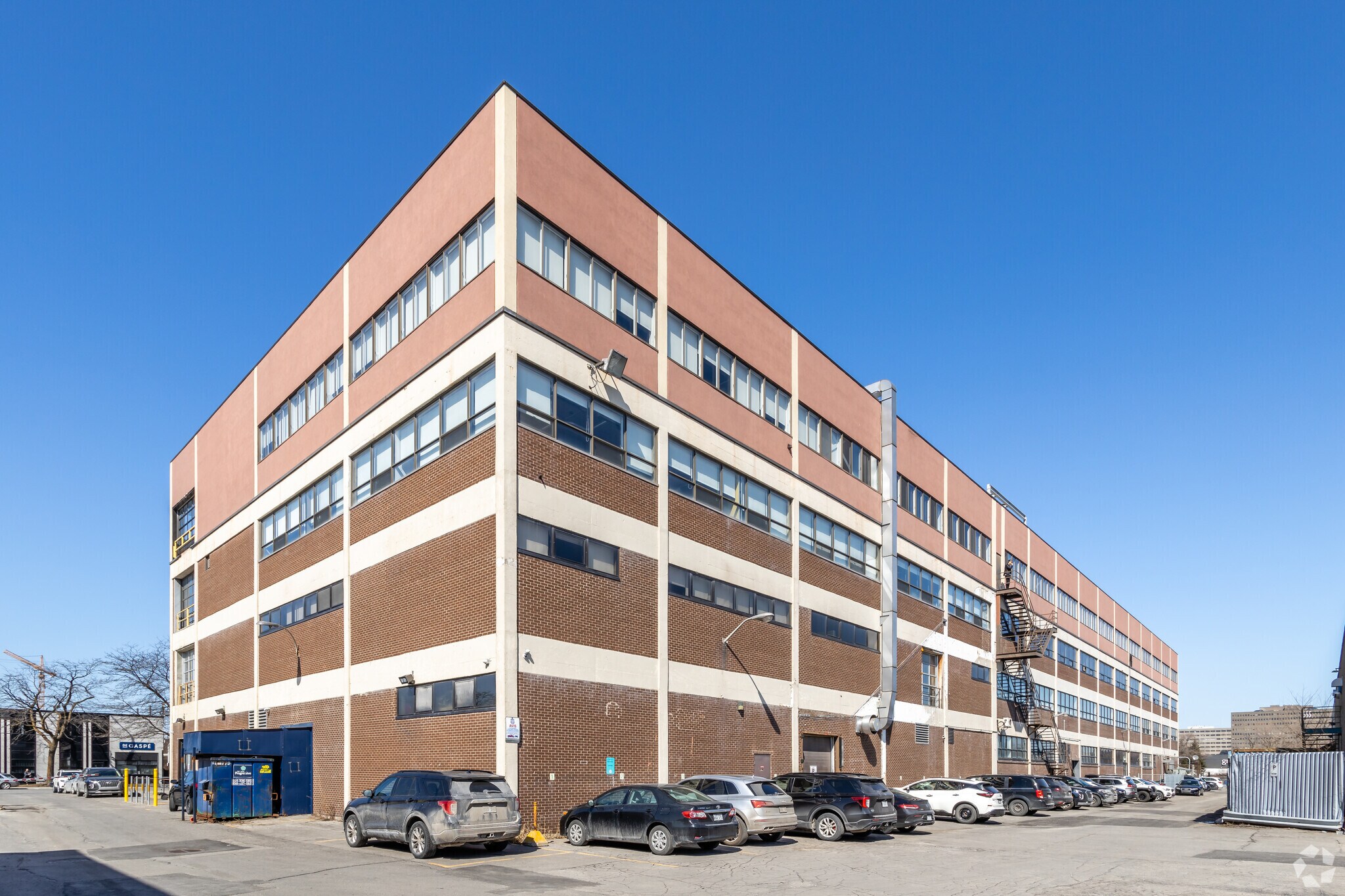 1350 Rue Mazurette, Montréal, QC à louer Photo principale– Image 1 sur 3