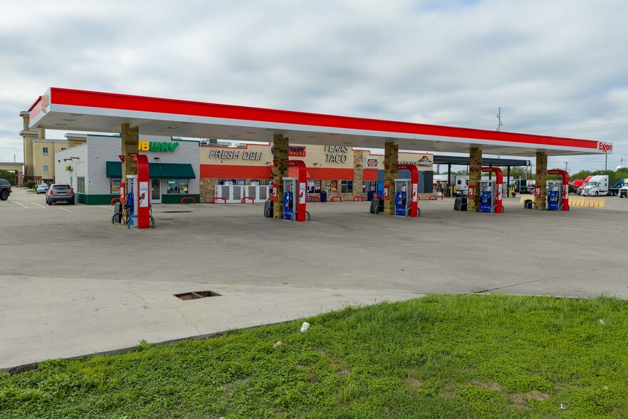 10538 N Highway 359, Mathis, TX à vendre - Photo de l’immeuble – Image 3 sur 5