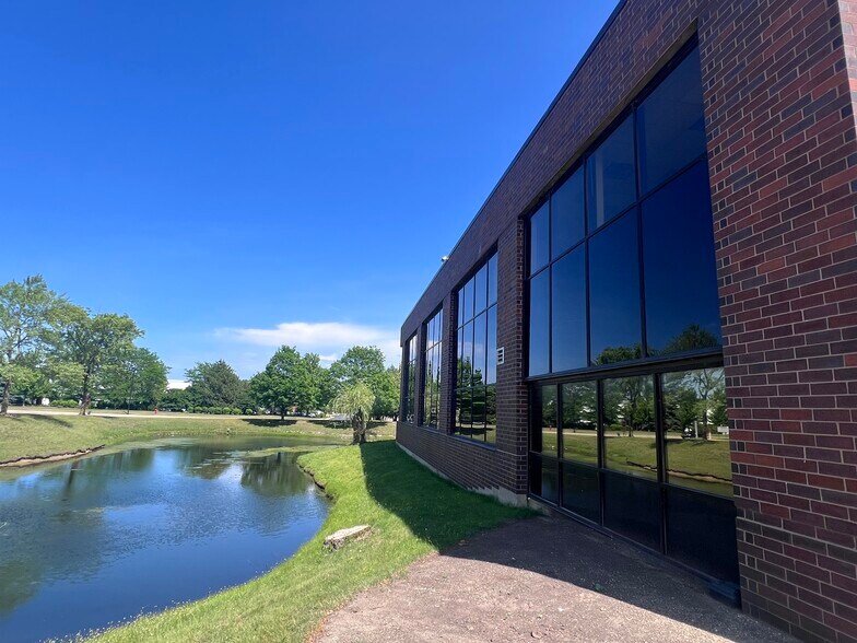 600 Heathrow Dr, Lincolnshire, IL à louer - Photo de l’immeuble – Image 3 sur 9