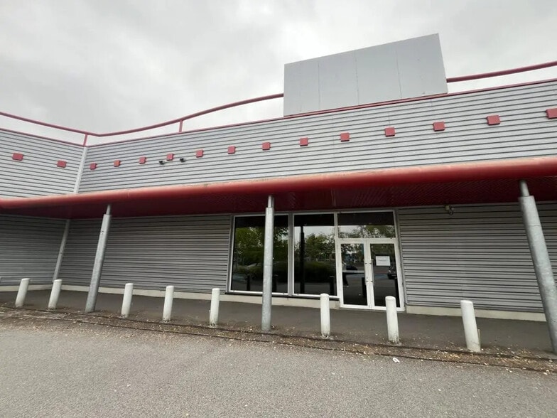 Local commercial dans Maurepas à louer - Photo de l’immeuble – Image 1 sur 6