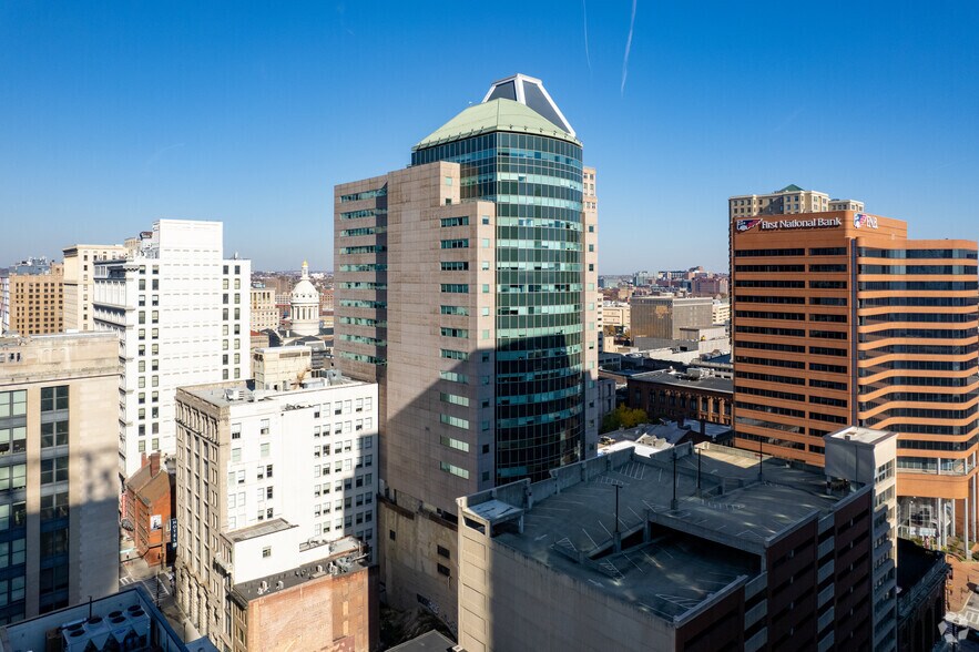 217 E Redwood St, Baltimore, MD à louer - Photo de l’immeuble – Image 2 sur 3