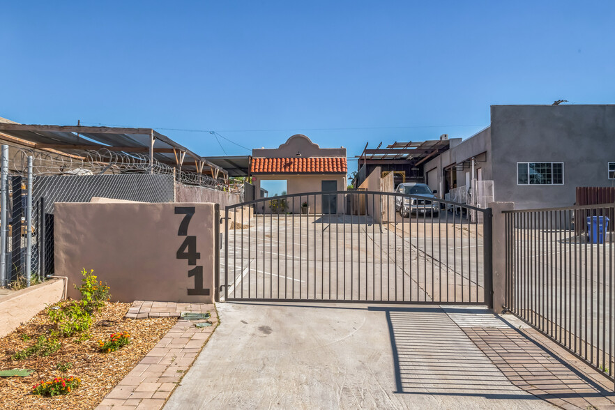 741 Grand Ave, Spring Valley, CA à vendre - Photo de l’immeuble – Image 1 sur 29