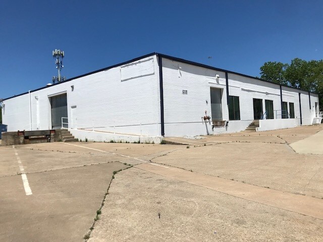 1200 Tappan Cir, Carrollton, TX à louer - Photo de l’immeuble – Image 1 sur 1