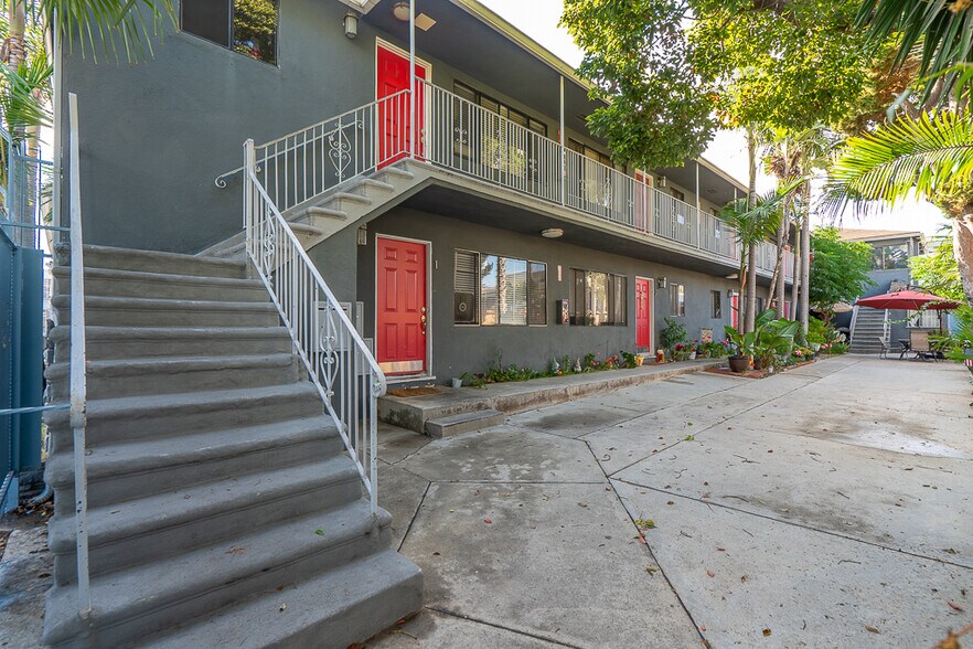 1056 E 6th St, Long Beach, CA à vendre - Photo de l’immeuble – Image 2 sur 29