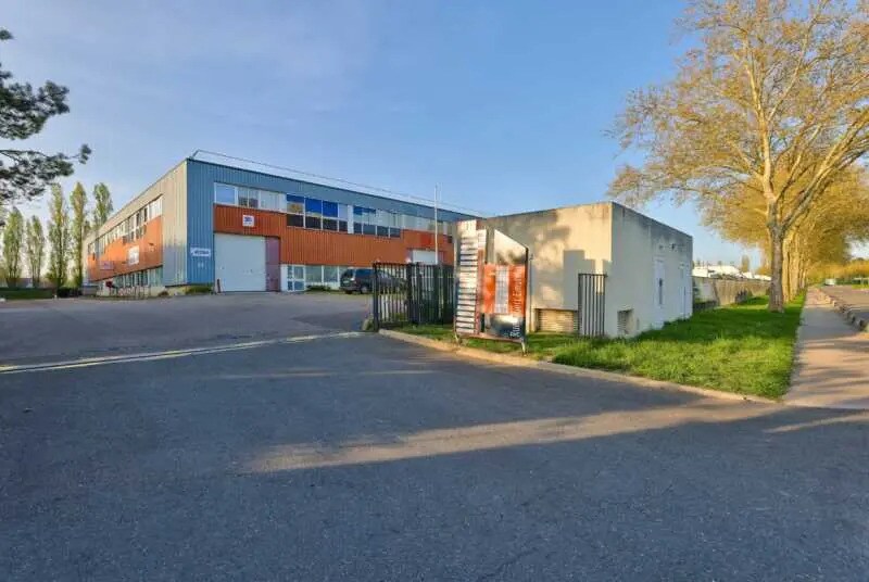 4 Rue Albert Einstein, Trappes à louer - Photo de l’immeuble – Image 1 sur 9