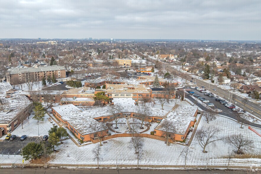 3023 S 84th St, West Allis, WI à louer - Photo de l’immeuble – Image 2 sur 5