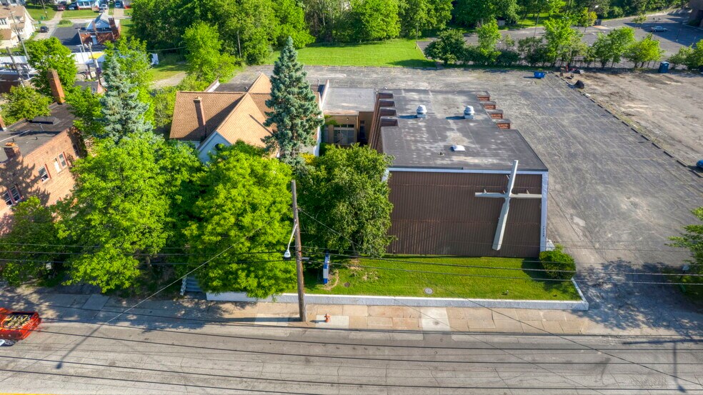 15715 Libby Rd, Maple Heights, OH à vendre - Photo de l’immeuble – Image 3 sur 76