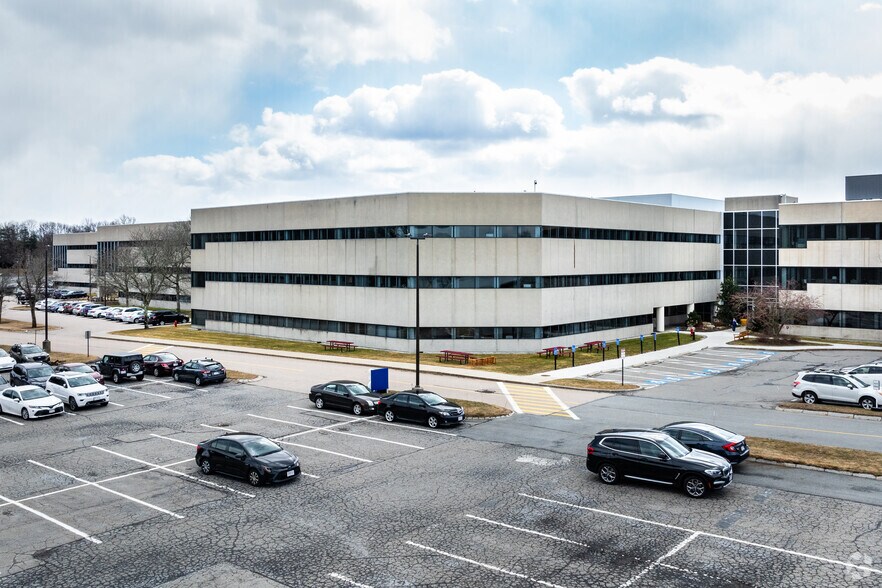 500 Old Connecticut Path, Framingham, MA à vendre - Photo de l’immeuble – Image 2 sur 5