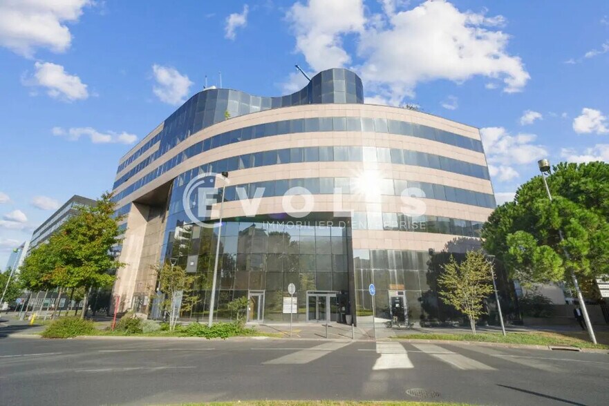 Local d’activités dans Noisy-le-Grand à louer - Photo de l’immeuble – Image 1 sur 14