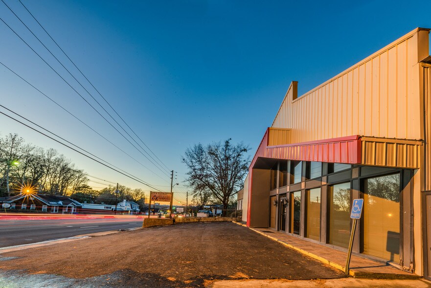 803 Laurens Rd, Greenville, SC à louer - Photo de l’immeuble – Image 2 sur 3