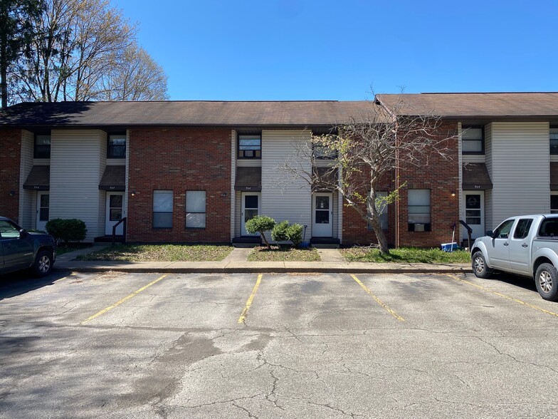 600 Sherwood Cir, Connellsville, PA à vendre - Photo de l’immeuble – Image 2 sur 4