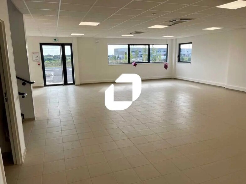 Bureau dans Le Thillay à louer - Photo intérieure – Image 2 sur 8