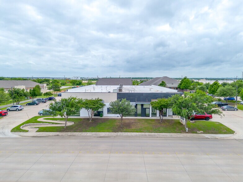 221 Regency Pky, Mansfield, TX à louer - Photo de l’immeuble – Image 1 sur 12