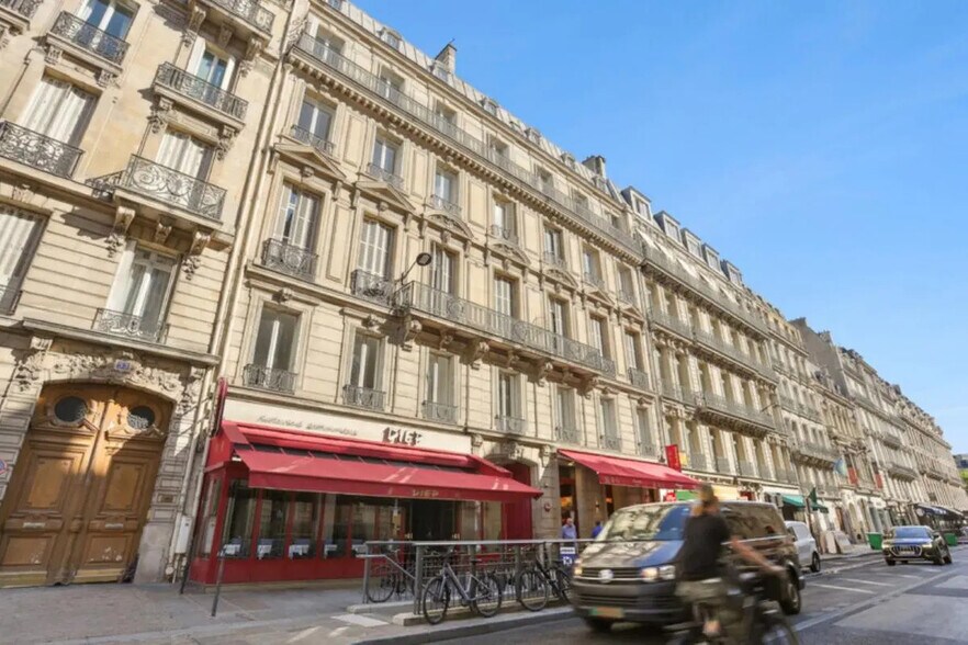 55 Rue Pierre Charron, Paris à louer - Photo de l’immeuble – Image 1 sur 27