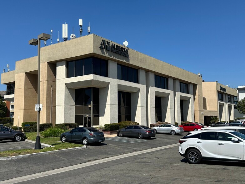 1855 W Katella Ave, Orange, CA à louer - Photo de l’immeuble – Image 1 sur 54