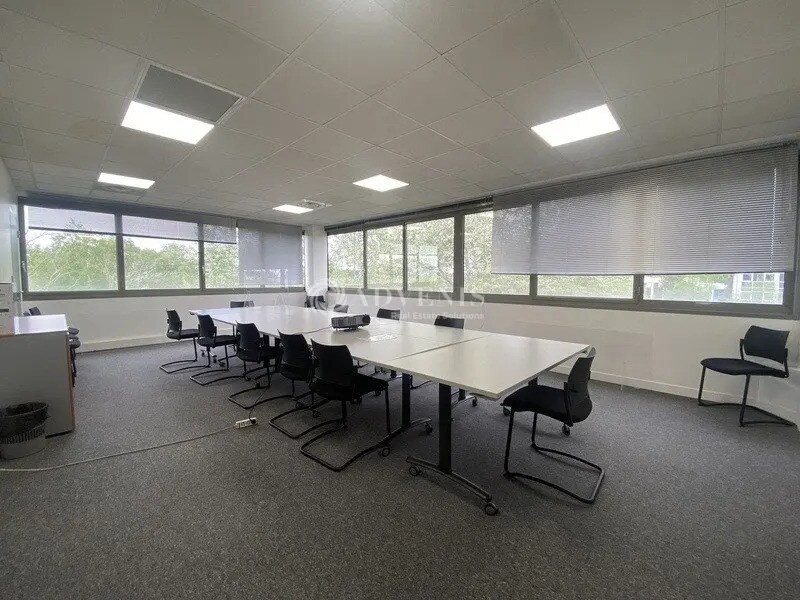Bureau dans Poissy à louer Photo de l’immeuble– Image 1 sur 13